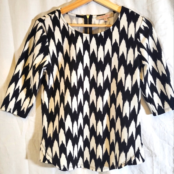 Casual Couture Black & White Arrow Patterned Zip Back Shirt | Size Small - Picture 1 of 9
